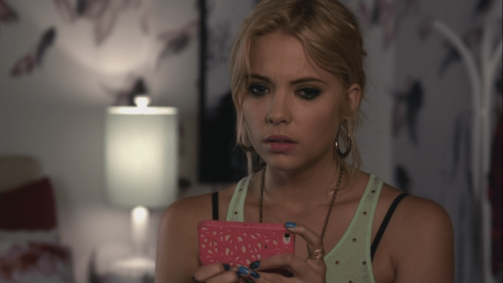 Hanna de pretty little liars viendo su teléfono 