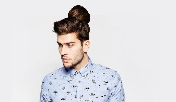 Nueva tendencia de hombres con chongo en el cabello 