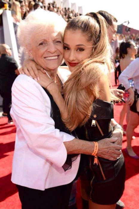 Ariana Grande abrazando a su abuela 