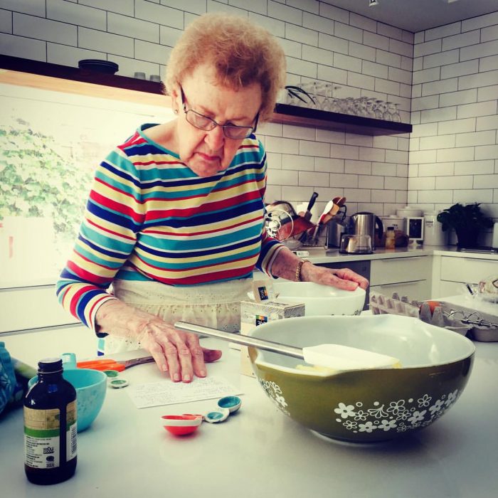 Abuela cocinando 