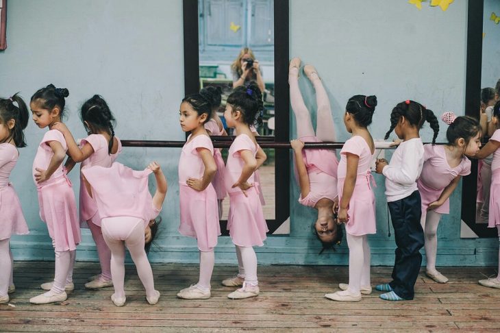 Bebés en clase de ballet 