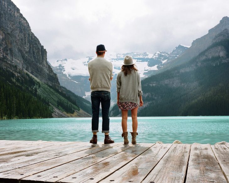 Pareja a la orilla de un lago 