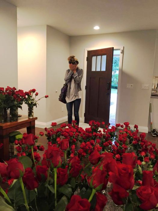 Chica sorprendida con flores 