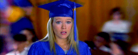 GIF escena de la serie lizzie mcguire en su graduación 