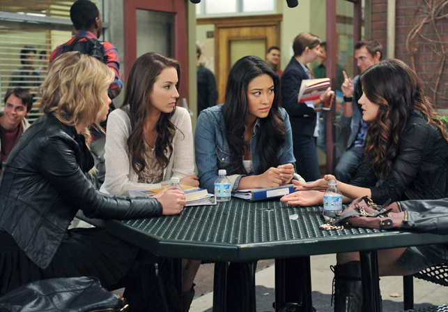 Escena de la serie pretty little liars chicas sentadas en la cafetería comiendo 