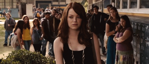 GIF escena de la película easy a chica caminando por los pasillos de la escuela 