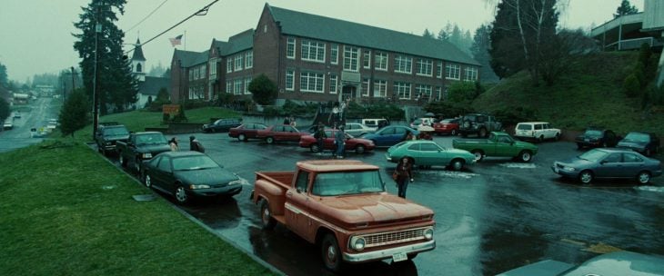 Escena de la película crepúsculo carros estacionados fuera de una escuela 