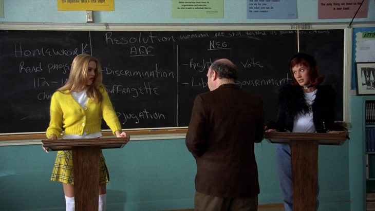 Escena de la película clueless chicas en clase con un profesor 