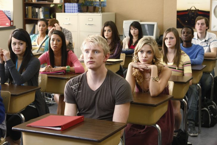 Escena de la serie Pretty Little Liars chicas en la escuela 