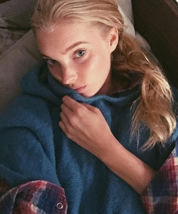 Modelo Elsa Hosk recién levantada de su cama 