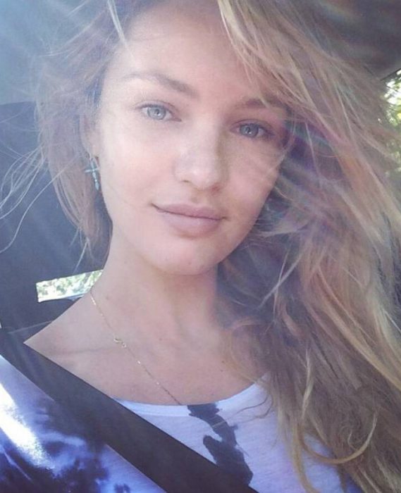 Modelo Candice Swanepoel sin maquillaje conduciendo su auto 