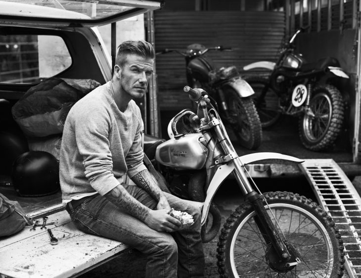 David Beckham arreglando una moto
