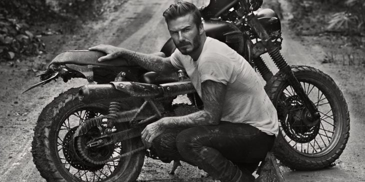 David Beckham arreglando una motocicleta