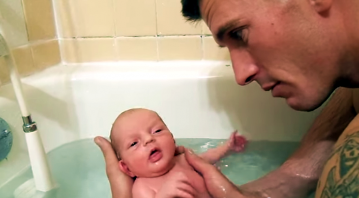 Papá baña a su bebé