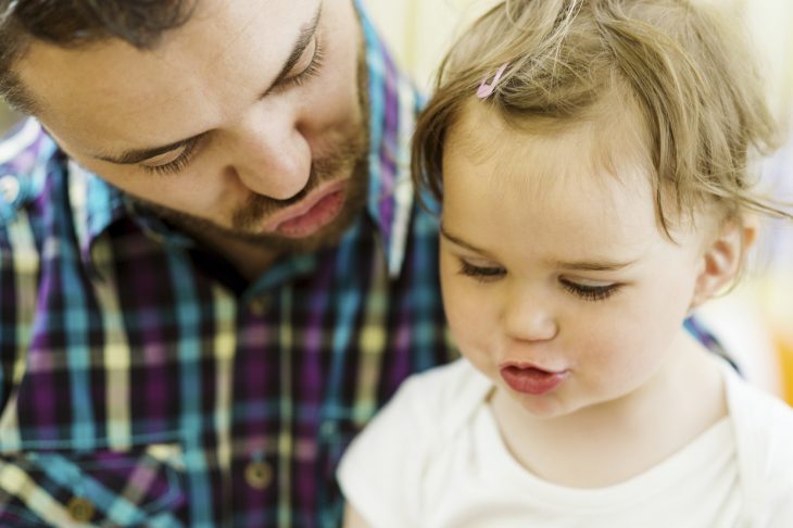 Papá e hija pequeña platican