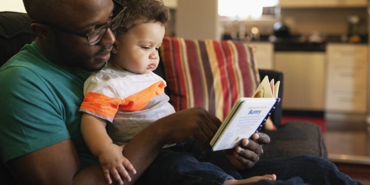 Papá lee con su hijo pequeño