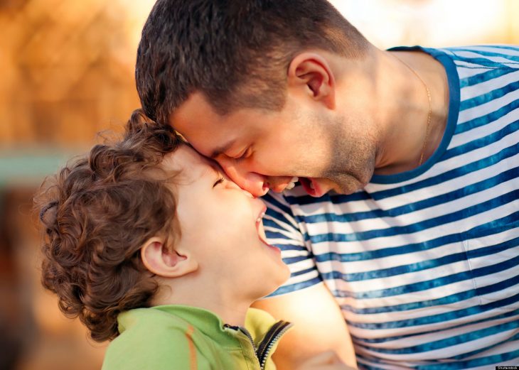 Papá e hijo se ríen juntos