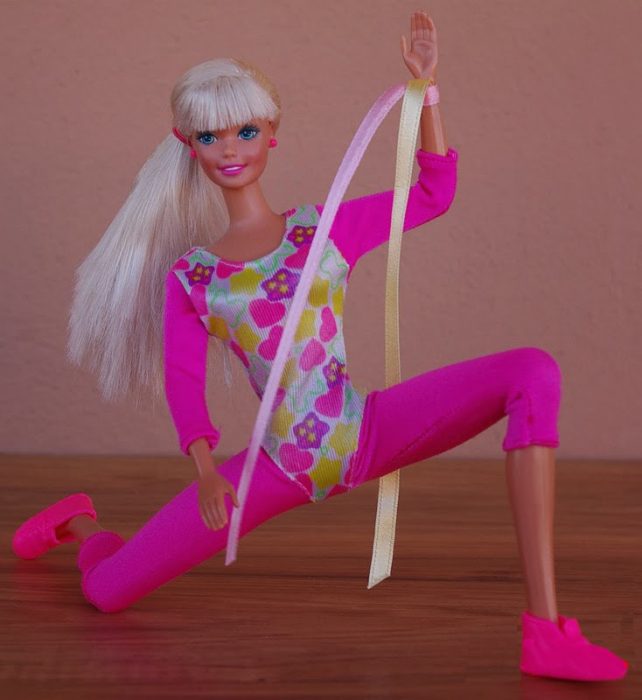 Muñeca barbie de los 90's que es gimnasta