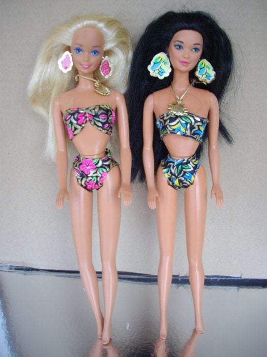 Muñeca barbie de los 90's con traje de baño 