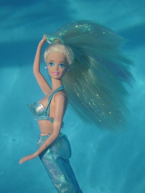 Muñeca barbie de los 90's sirena con cabello azul 