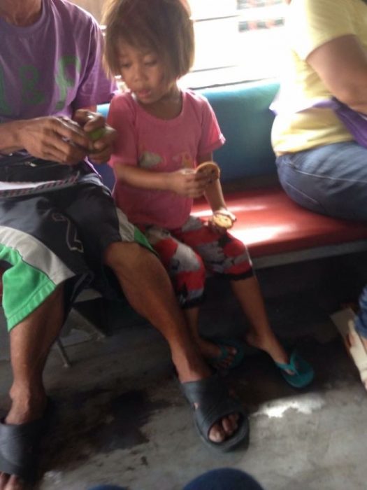 Niña que recibió de otra galletas