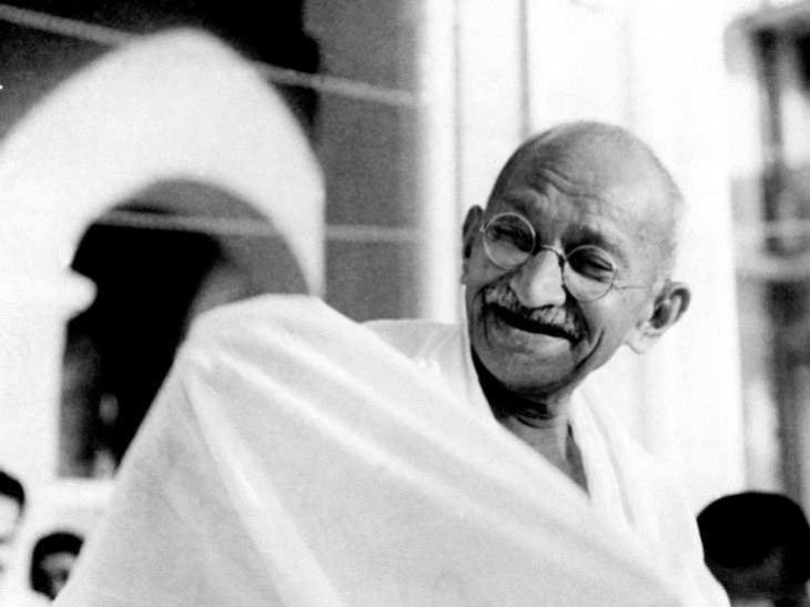 Gandhi sonriendo