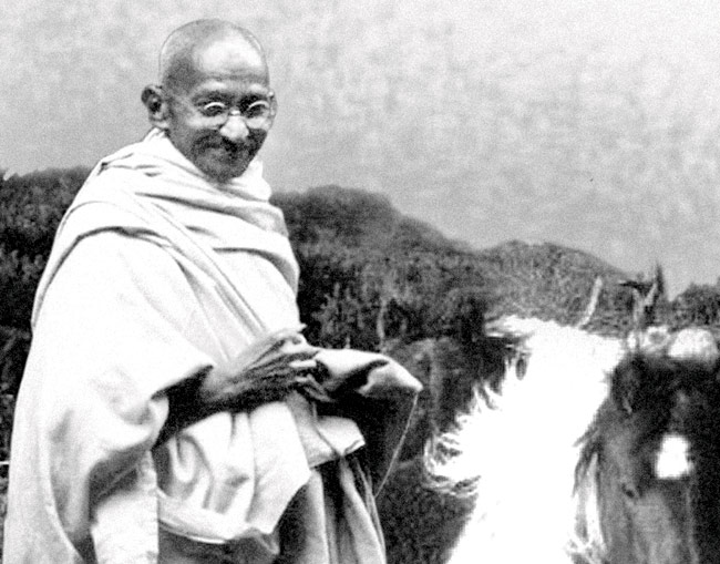 Gandhi sonriendo