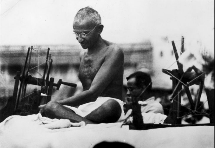 Ghandi sentado