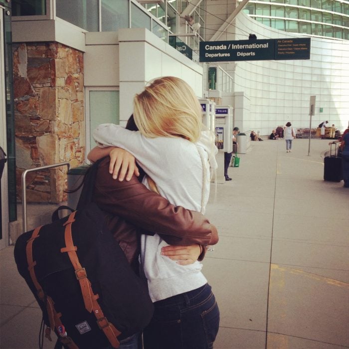 Pareja abrazadas en el aeropuerto 