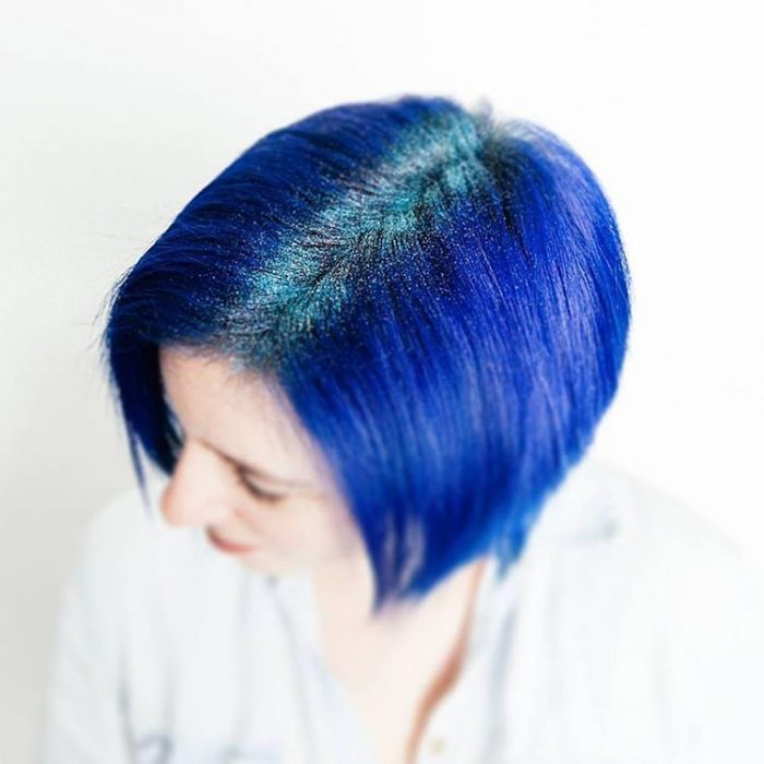 Chica con el cabello azul y con brillos azules en su cabello 