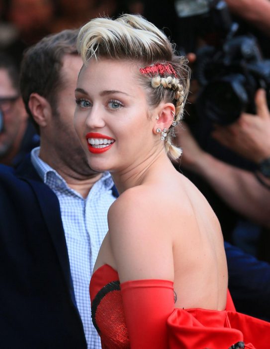 Miley Cyrus usando glitter en el cabello