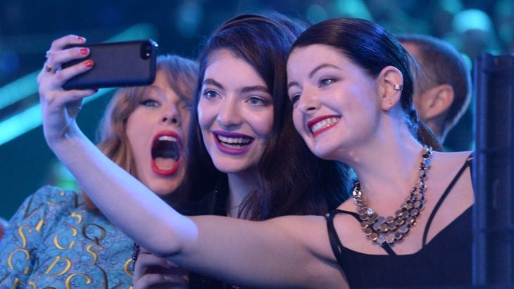 Chicas tomándose una selfie 