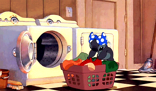 GIF liloy stich lavando la ropa