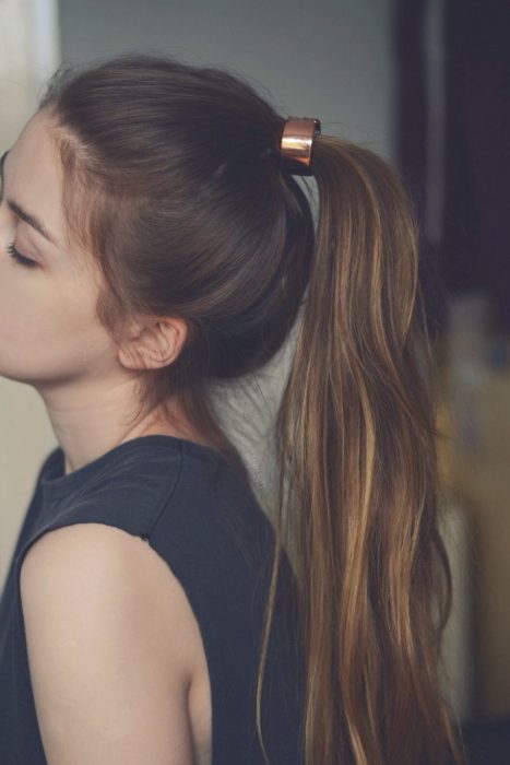 Chica con un accesorio en su cabello 