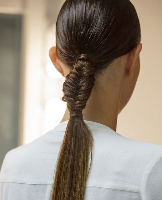 Chica con una cola de caballo y una trenza cola de pez 