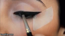 GIF Chica delineando su ojo con la ayuda de una cinta adhesiva