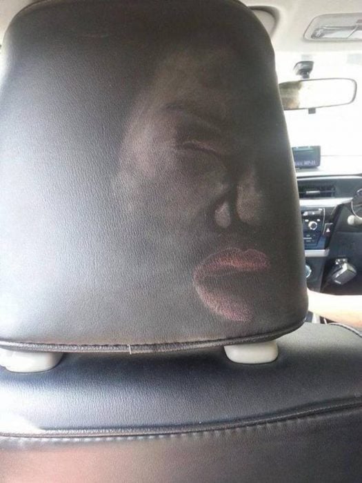 Residuos de maquillaje en el asiento de un carro 