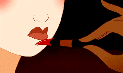 GIF escena de la película Mulan, mientras le aplican maquillaje 
