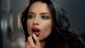 Chica pintándose los labios con lápiz labial 