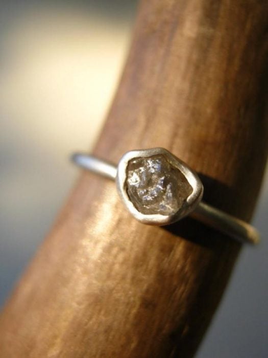 anillo minimalista diamantes pequeños en bruto