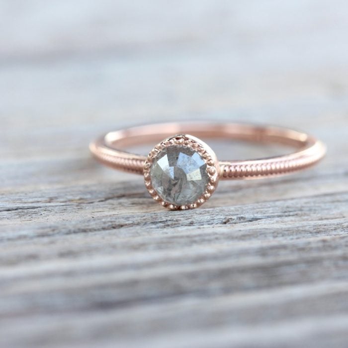 anillo minimalista rosado piedra gris
