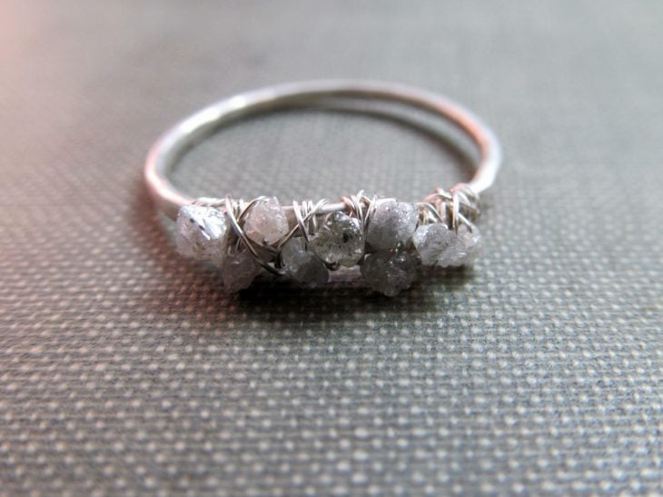 anillo con diamantes en bruto