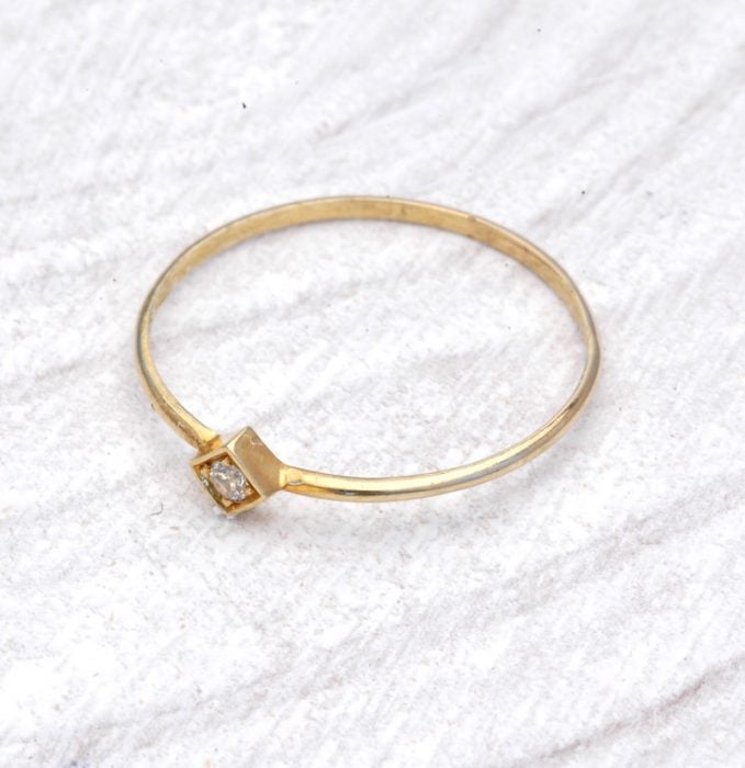 anillo minimalista con forma de rombo