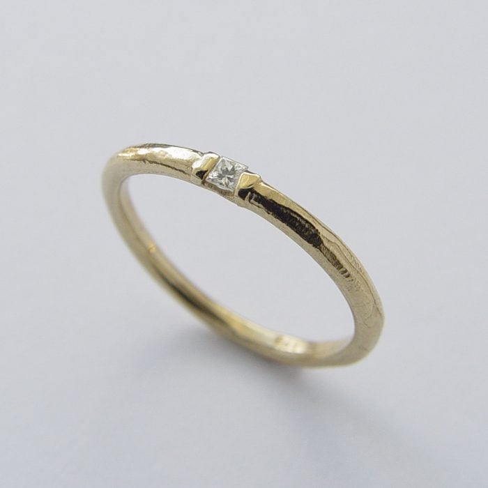 anillo minimalista con piedra muy pequeña
