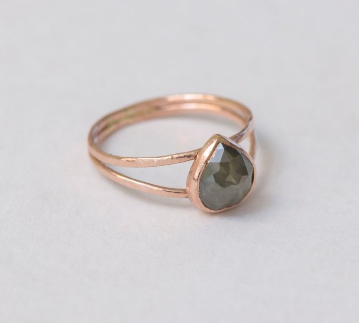 anillo con piedra forma de gota