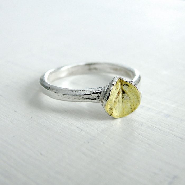 anillo minimalista en forma de hoja