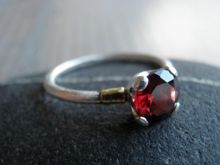 anillo piedra roja