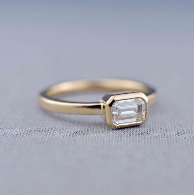 anillo minimalista piedra cuadrada