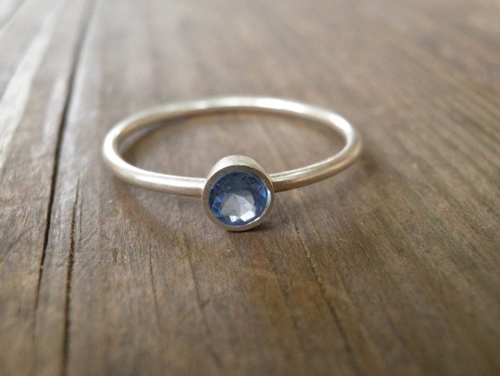 anillo minimalista piedra azul