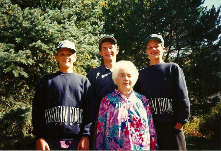 abuela con tres nietos